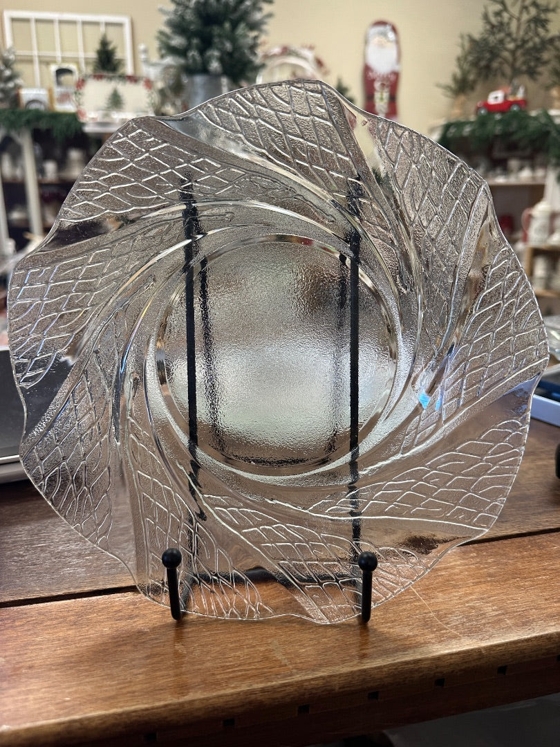 Clear glass soup bowl with embossed leaf pattern, holds 9-inch