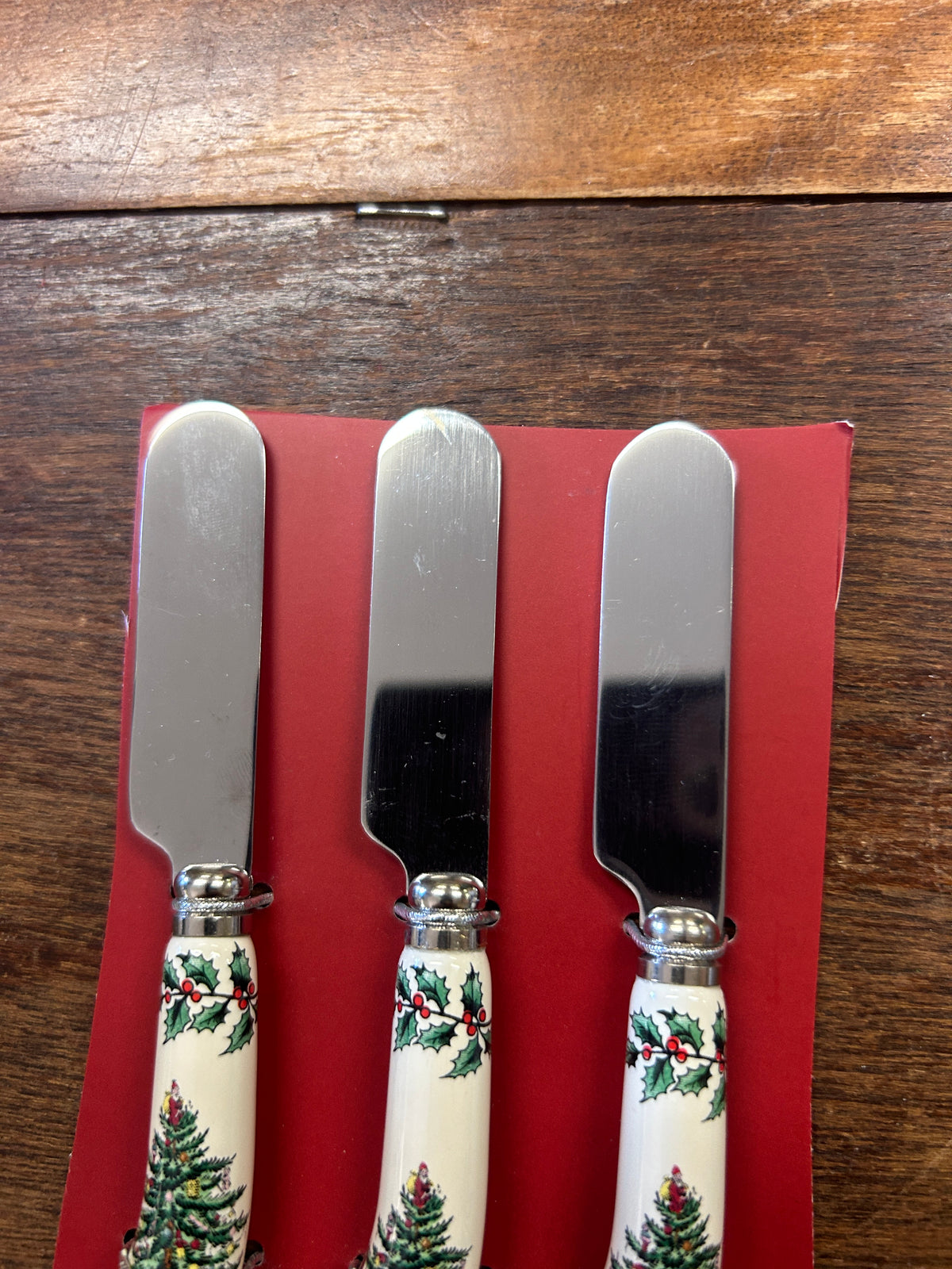 Red Green White Spode NEW Christmas Tree Spreader, 4 1/2"