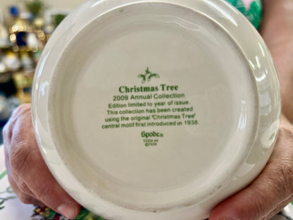 Red Green White Spode Christmas Tree 2009 Bowl England, 6 1/4"