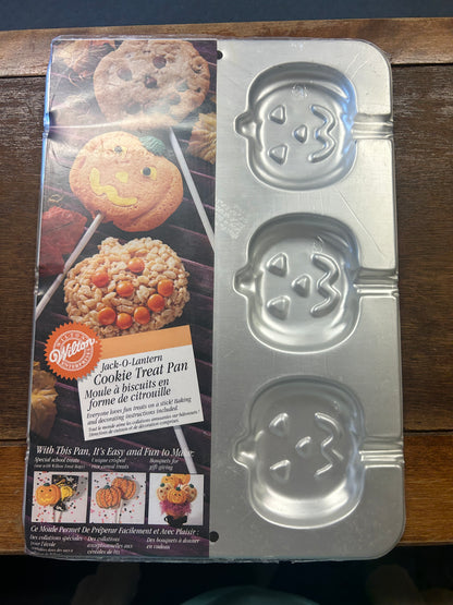 Silver Wilton NEW Pumpkin Treat Pan, 14"