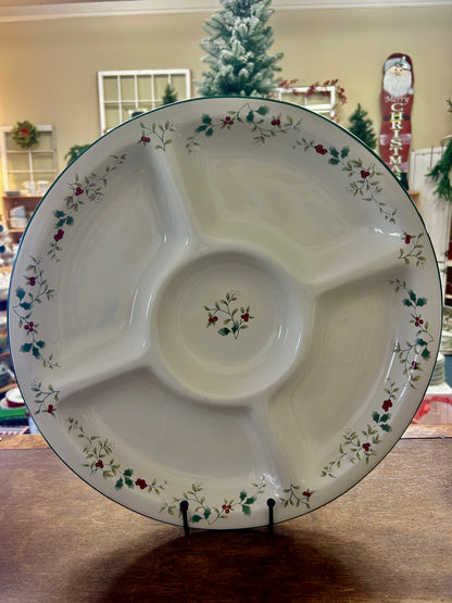 Red Green White Pfaltzgraff Winterberry Cardinal Plate, 9 1/4"