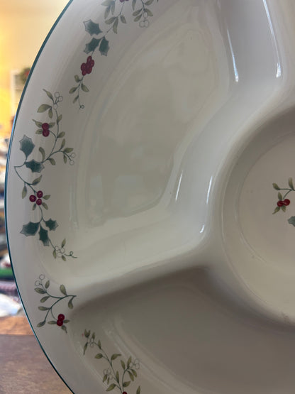 Red Green White Pfaltzgraff Winterberry Cardinal Plate, 9 1/4"