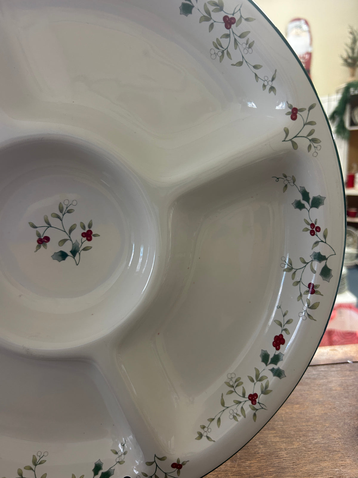Red Green White Pfaltzgraff Winterberry Cardinal Plate, 9 1/4"