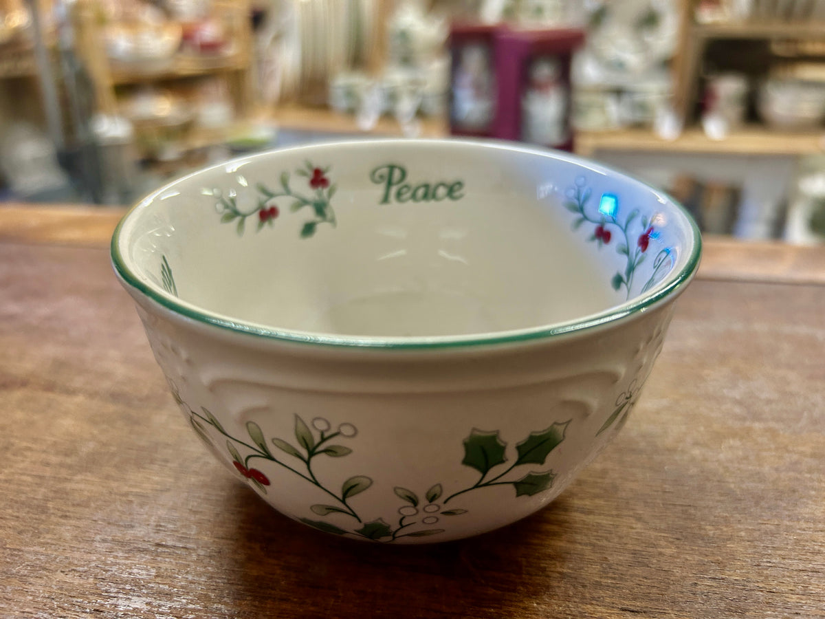 Red Green White Pfaltzgraff Winterberry Joy Harmony Peace, 4 1/4"