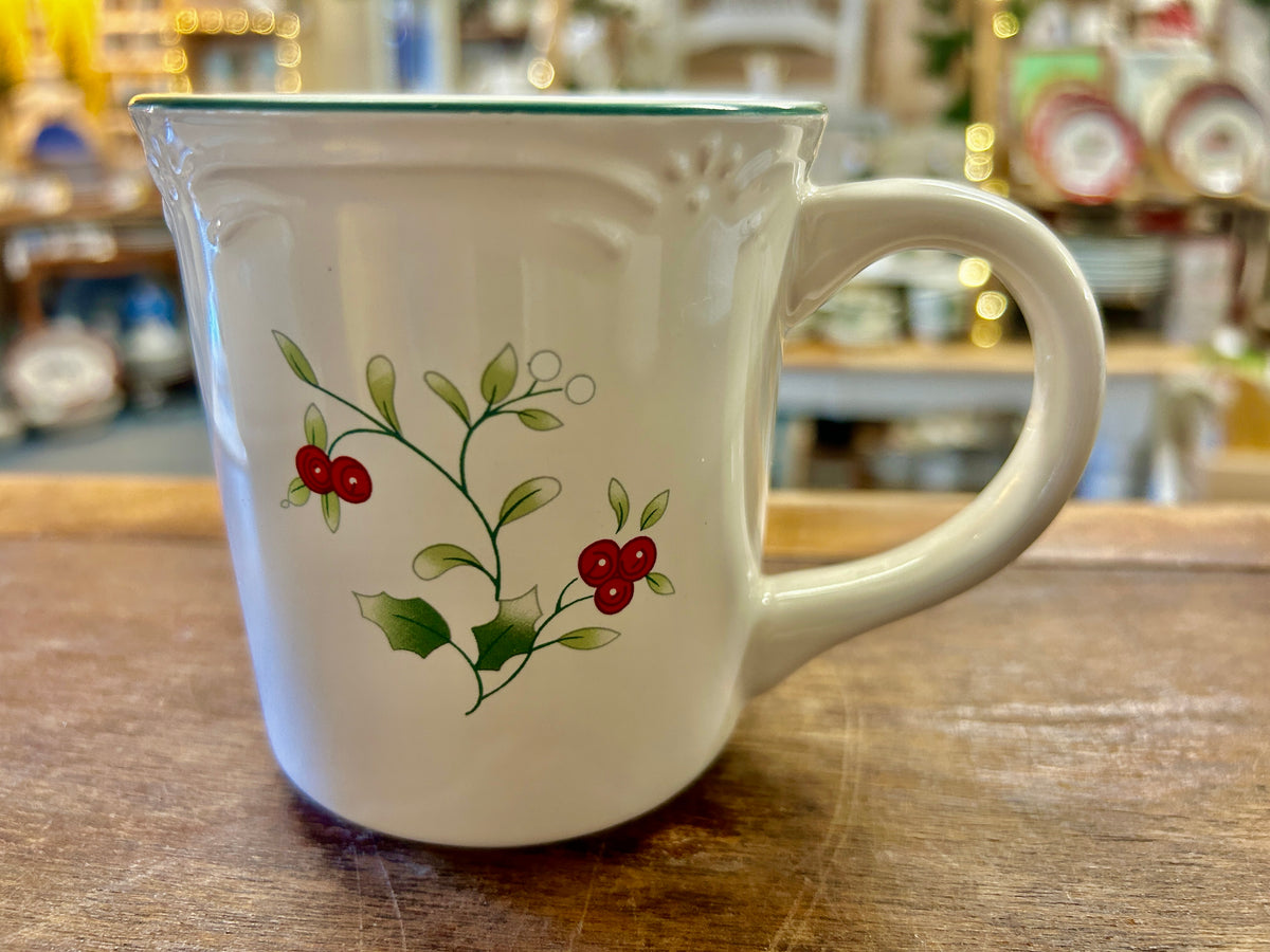 Red Green White Pfaltzgraff Winterberry Mug, 4"