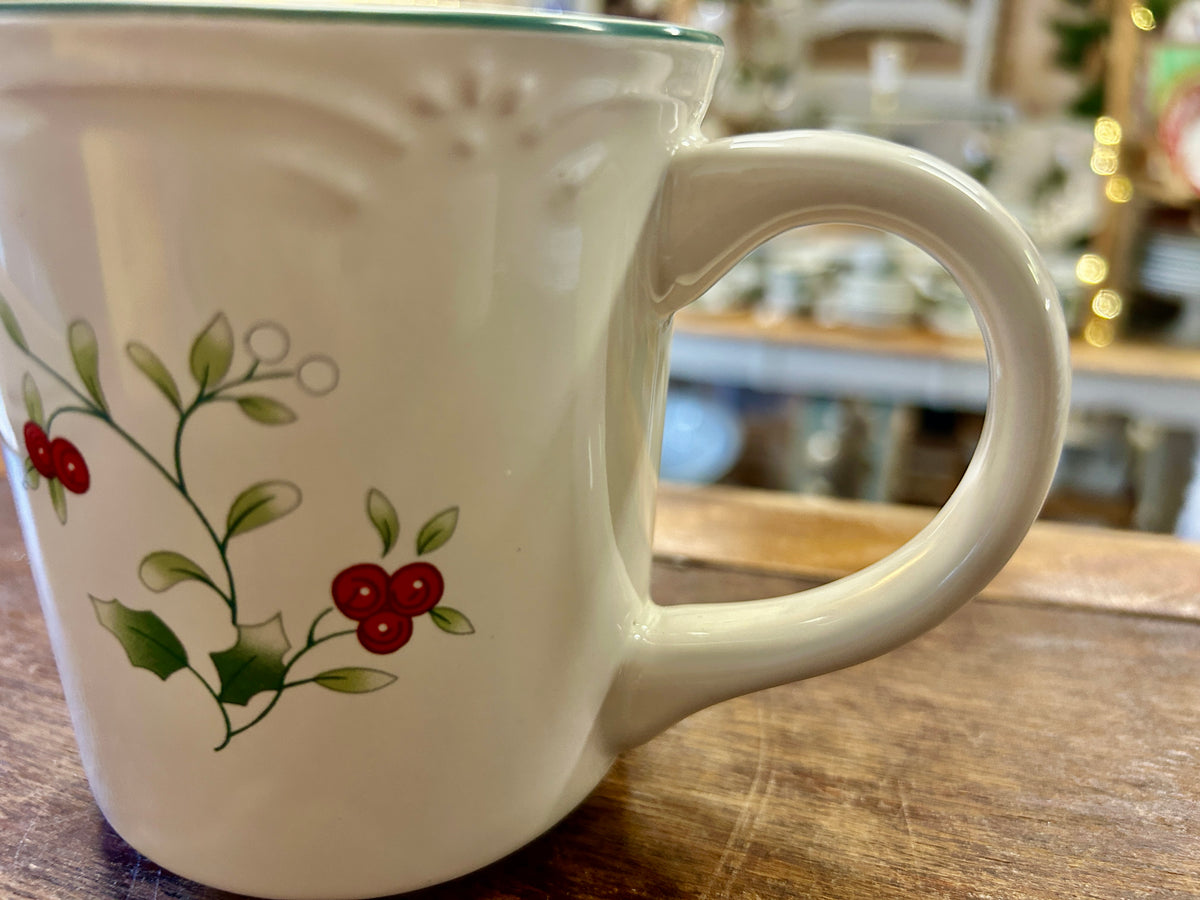 Red Green White Pfaltzgraff Winterberry Mug, 4"