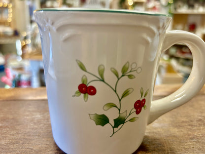 Red Green White Pfaltzgraff Winterberry Mug, 4"