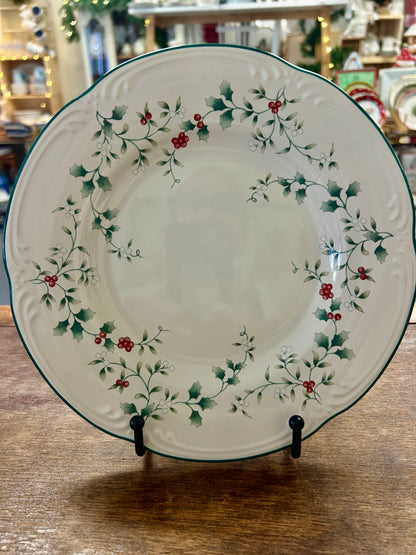 Red Green White Pfaltzgraff Winterberry Plate, 9"