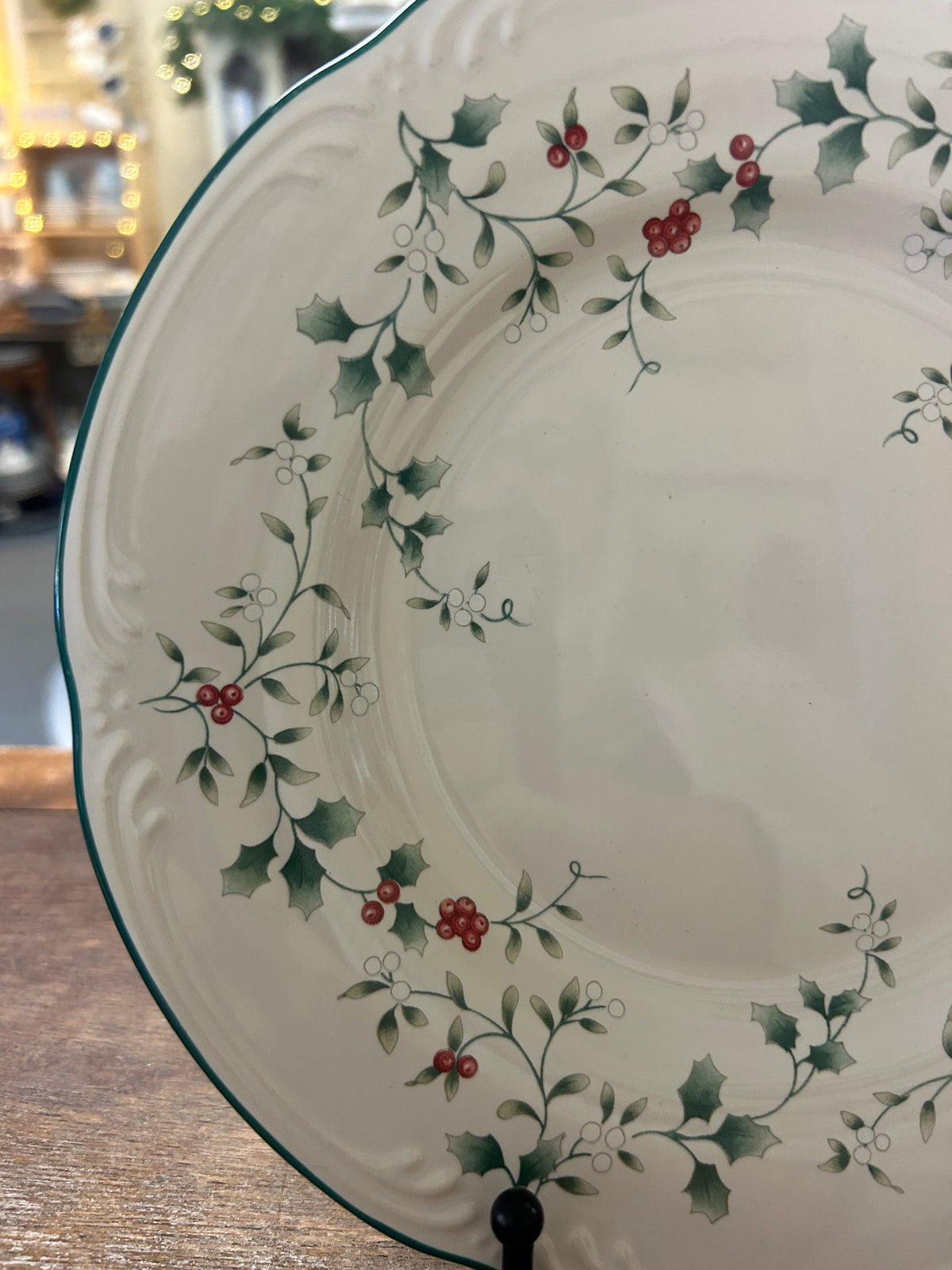 Red Green White Pfaltzgraff Winterberry Plate, 9"