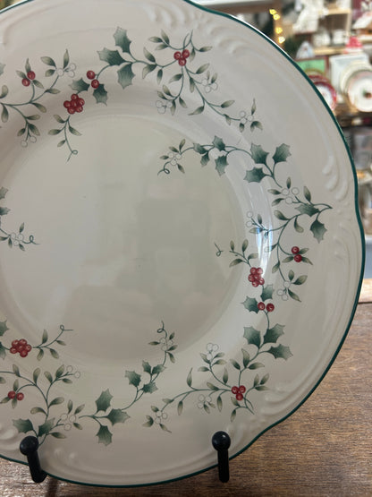 Red Green White Pfaltzgraff Winterberry Plate, 9"