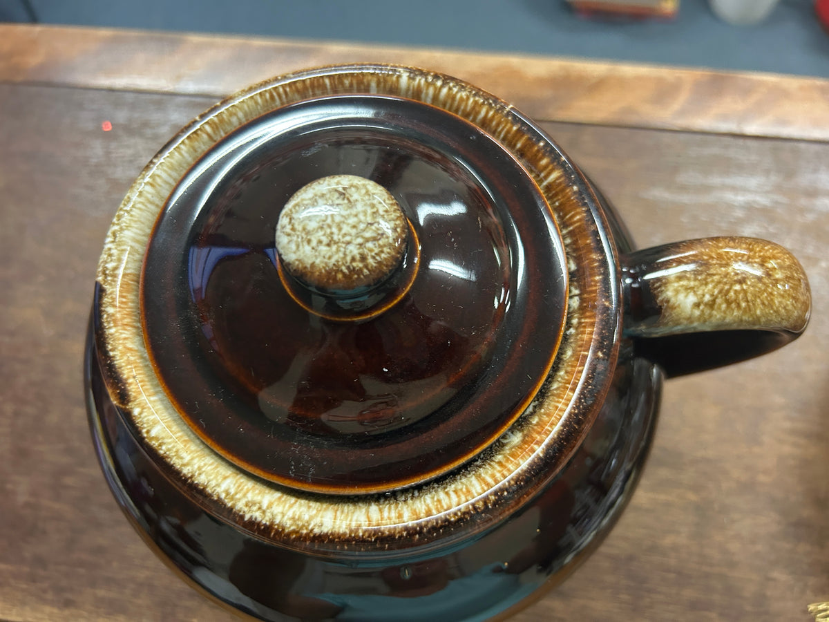 Bean pot lid top view with gold drip rim and round knob.