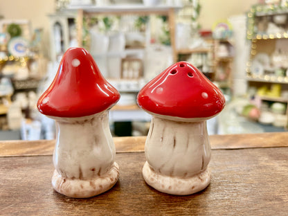 Red & white  Mushroom Salt & Pepper, 3 3/4"