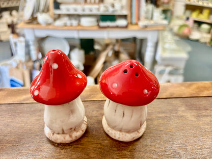 Red & white  Mushroom Salt & Pepper, 3 3/4"