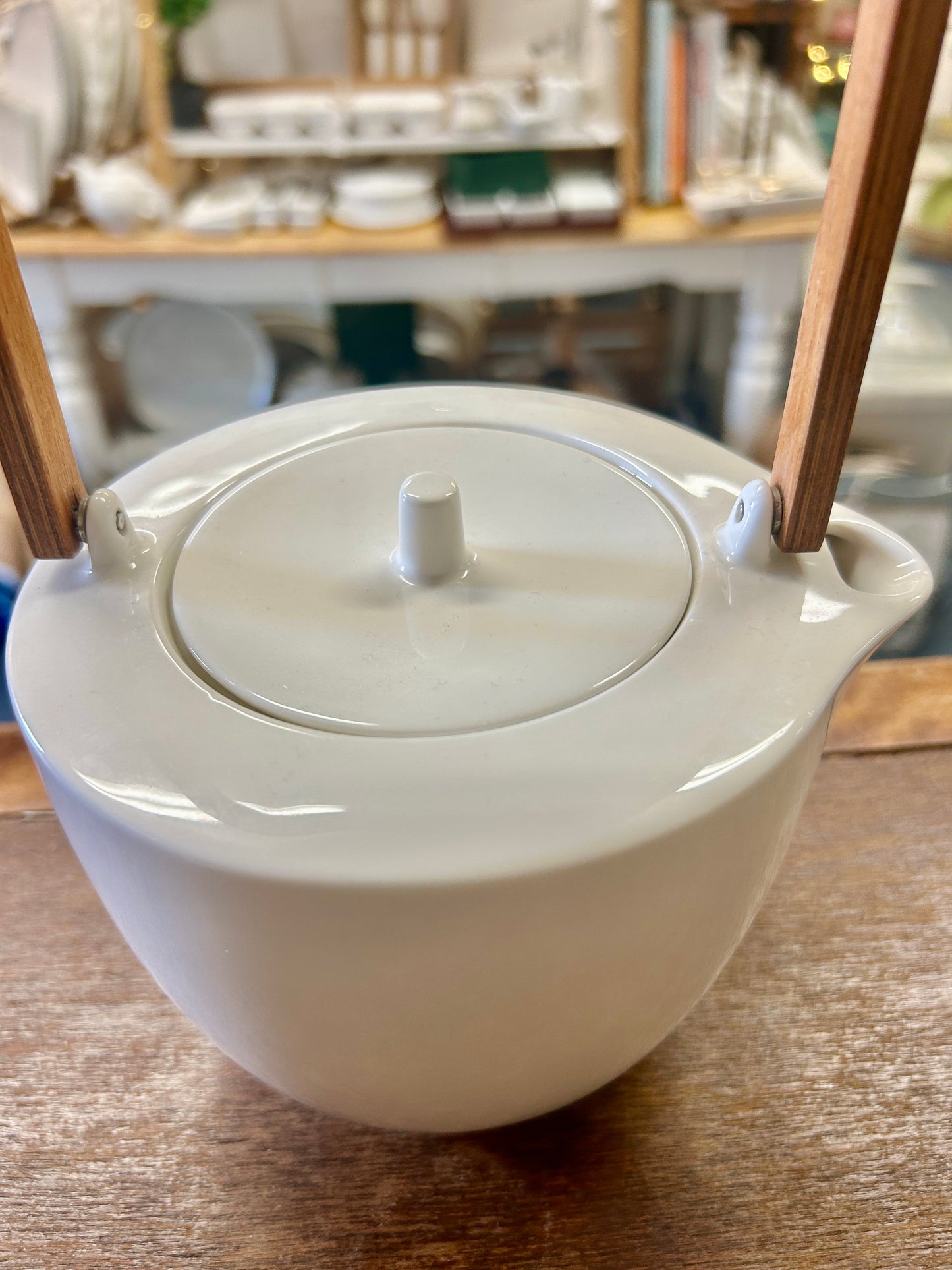 White Villeroy & Boch City Life Tea Pot Luxembourg, 4 1/2"