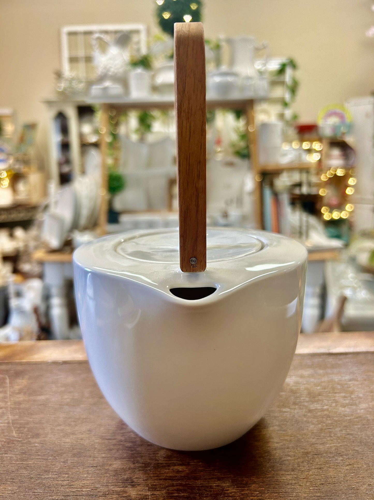 White Villeroy & Boch City Life Tea Pot Luxembourg, 4 1/2"