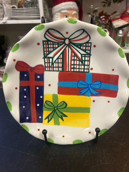 Scalloped-edge decorative plate with multicolor gift designs