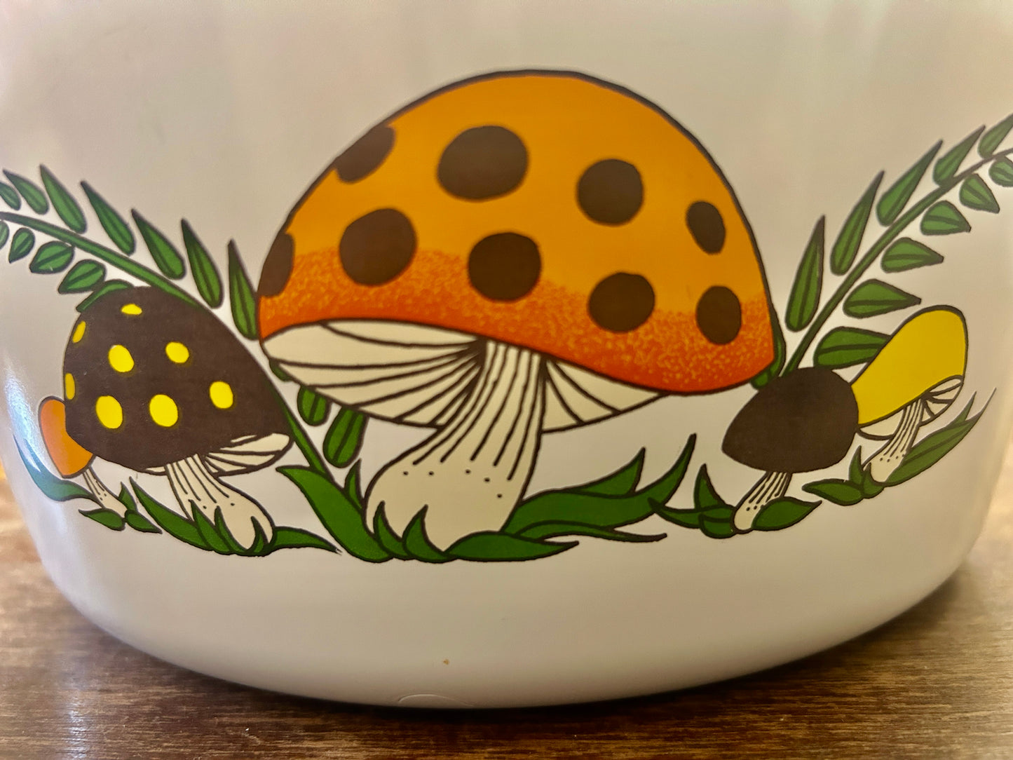 Multicolor Corningware Mushroom 4 QT w/Lid, 4 QT