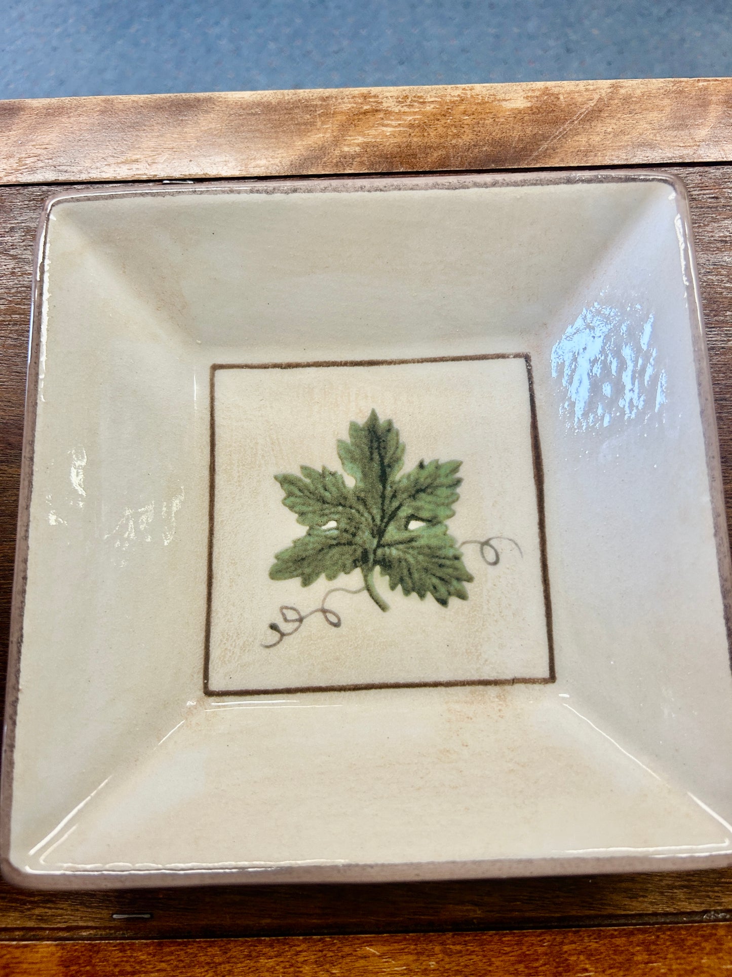 Green & Cream Williams Sonoma Leaf Square Bowl Italy, 8"