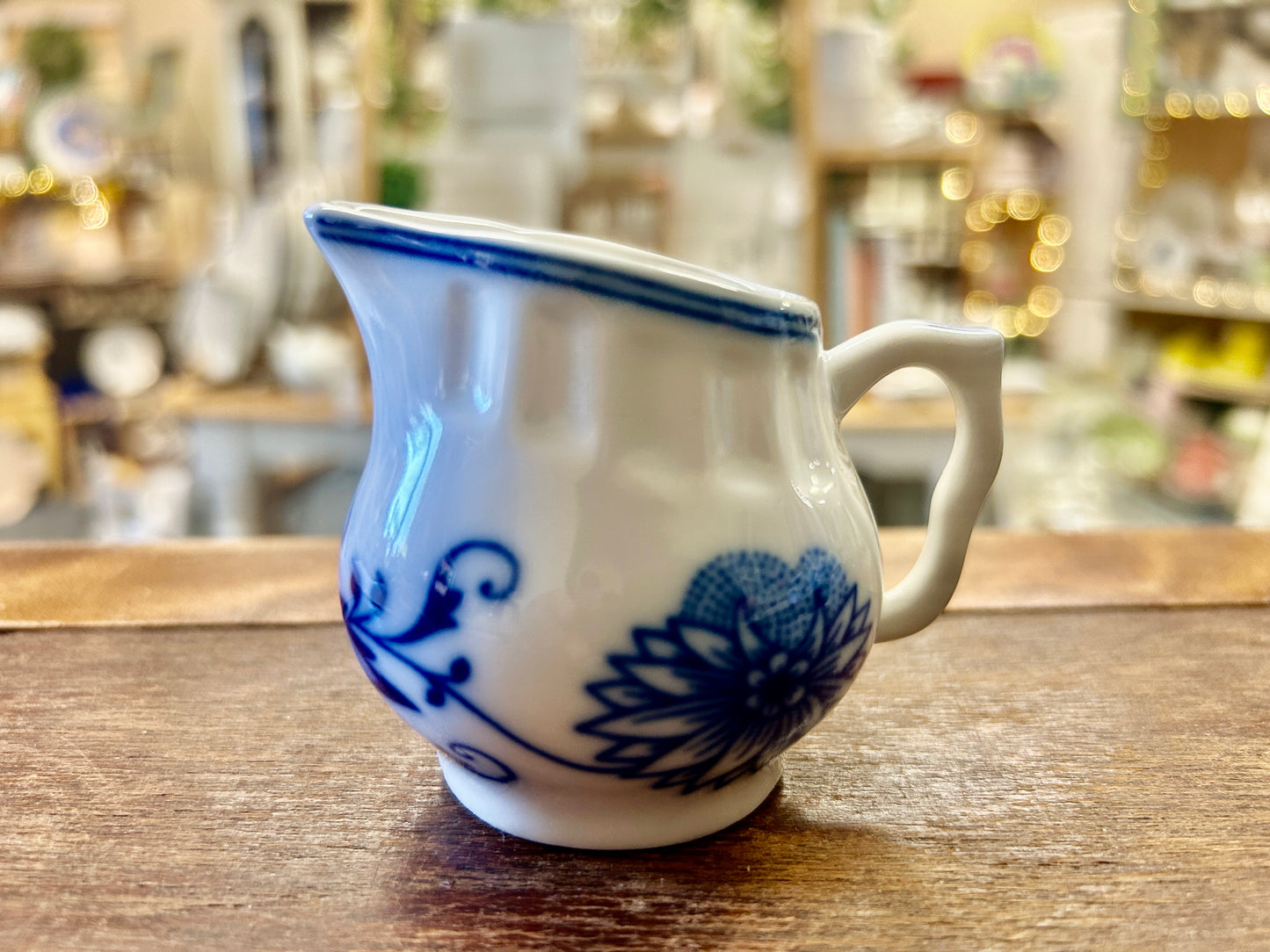 Blue & White Zwiebelmuster Blue & White Creamer Czechoslovakia, 2 1/2"
