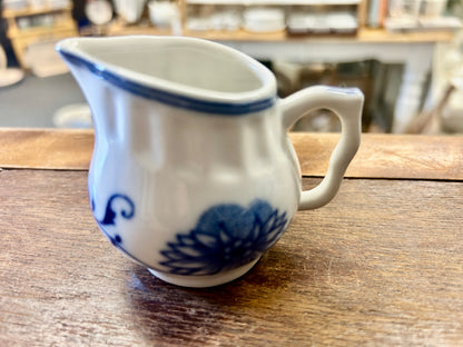 Blue & White Zwiebelmuster Blue & White Creamer Czechoslovakia, 2 1/2"