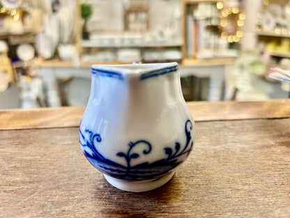 Blue & White Zwiebelmuster Blue & White Creamer Czechoslovakia, 2 1/2"