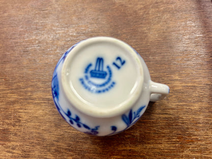 Blue & White Zwiebelmuster Blue & White Creamer Czechoslovakia, 2 1/2"