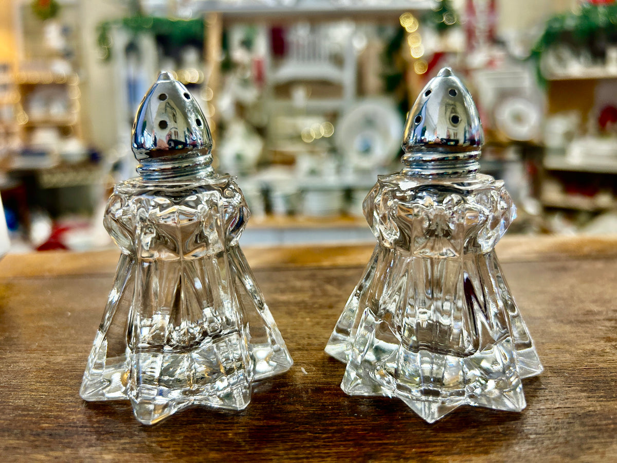 Clear 8-point glass salt and pepper shakers with star-cut bodies